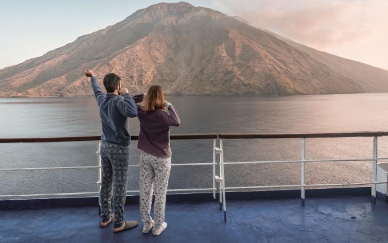 Con Siremar ti addormenti a Napoli e ti svegli alle Isole Eolie
