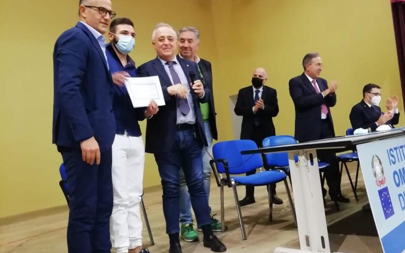 Si è svolta a Pizzo Calabro, presso la sede dell’ITTL Nautico di Via Riviera Prangi, la cerimonia di consegna delle borse di studio proposte dalla Fit-Cisl Calabria e finanziate da Caronte & Tourist ai migliori diplomati dell’Istituto nell’anno scolastico 2020/2021.