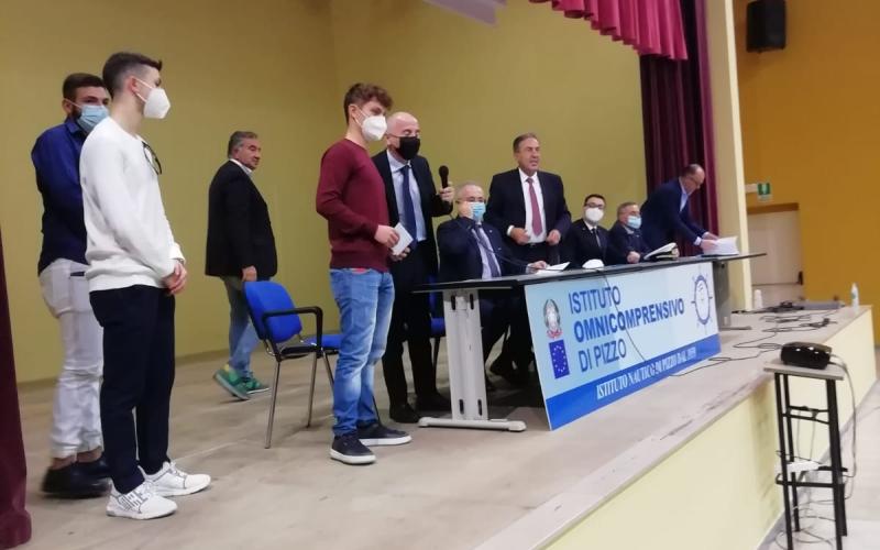 Si è svolta a Pizzo Calabro, presso la sede dell’ITTL Nautico di Via Riviera Prangi, la cerimonia di consegna delle borse di studio proposte dalla Fit-Cisl Calabria e finanziate da Caronte & Tourist ai migliori diplomati dell’Istituto nell’anno scolastico 2020/2021.