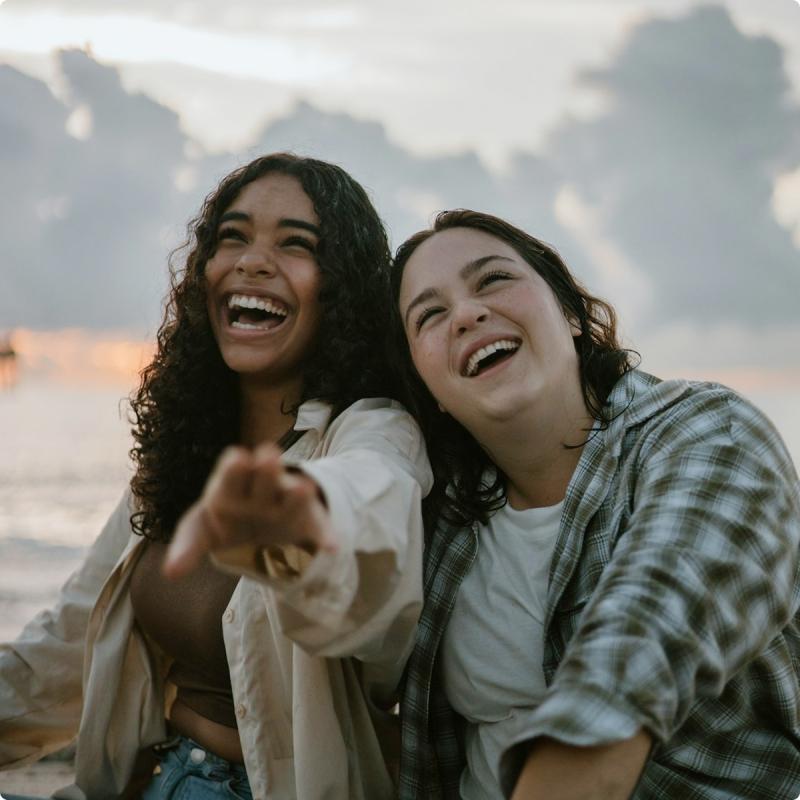 ragazze che sorridono sulla nave